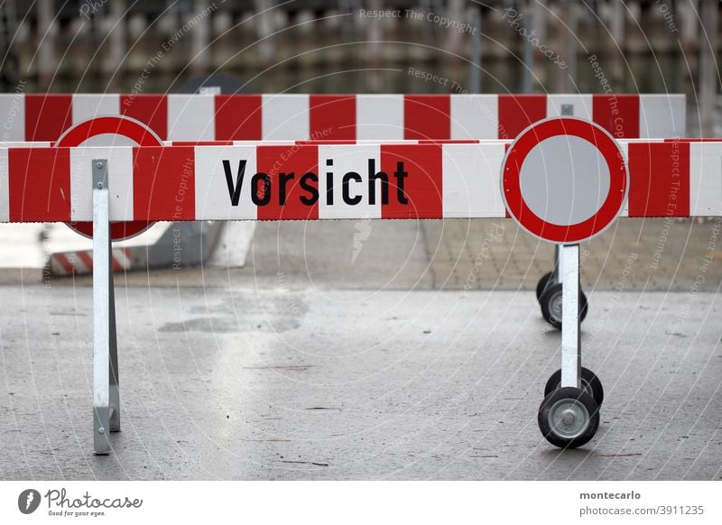 Vorsicht Trash | Warnschild und Sperrbalken vor dem Hafenbecken Barriere Schilder & Markierungen rot weiß rund Farbfoto Außenaufnahme Tag gefahrenzone