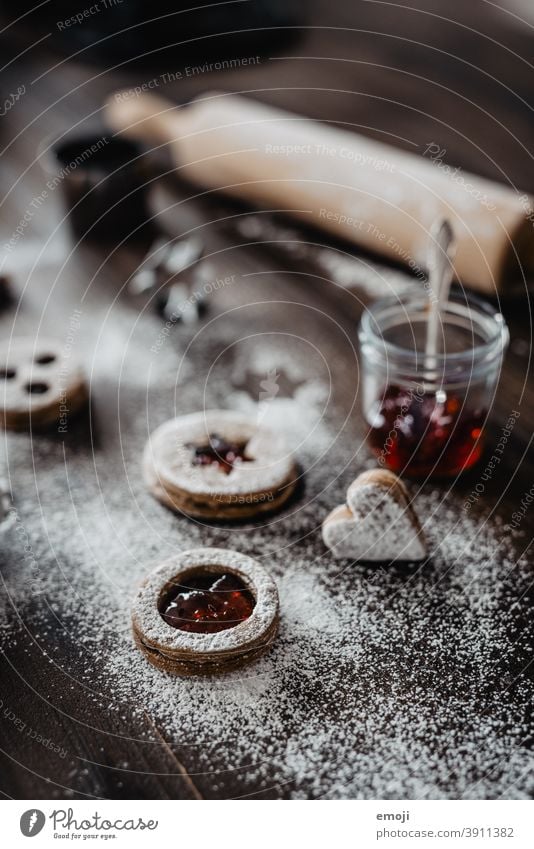 Spitzbuben Weihnachtsplätzchen Weihnachtskekse Kekse Plätzchen Nahaufnahme Schwache Tiefenschärfe Marmelade Puderzucker lecker süß naschen Kalorie