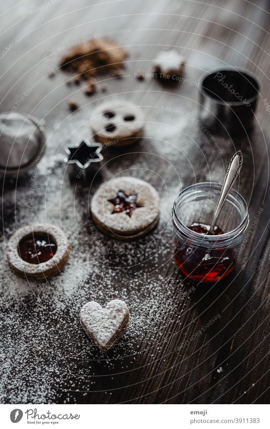 Spitzbuben Weihnachtsplätzchen Weihnachtskekse Kekse Plätzchen Nahaufnahme Schwache Tiefenschärfe Marmelade Puderzucker lecker süß naschen Kalorie