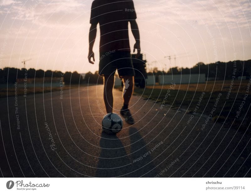 Fußballromantik München Theresienwiese Tom Tom Gegenlicht Langzeitbelichtung Asphalt Sport Straße Fußballer