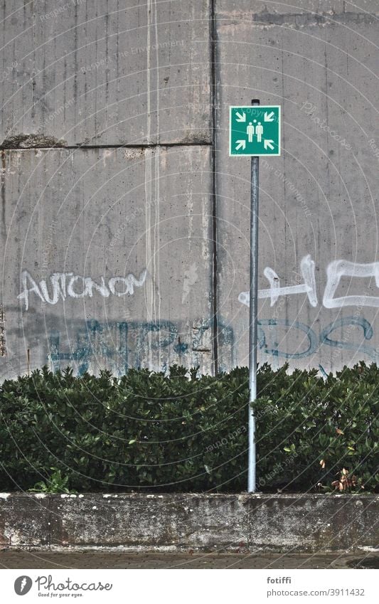 Autonome bitte hier versammeln Schilder & Markierungen Parkplatz Beton Graffiti parken Mauer Wand Hinweisschild Zeichen Außenaufnahme Menschenleer