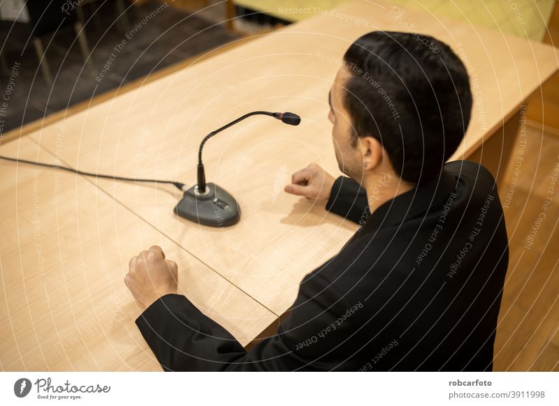 Mann gibt Konferenz oder Pressekonferenz zu erklären. Redner Rede Business Publikum Geschäftsmann Veranstaltung reden Öffentlich professionell Medien Seminar