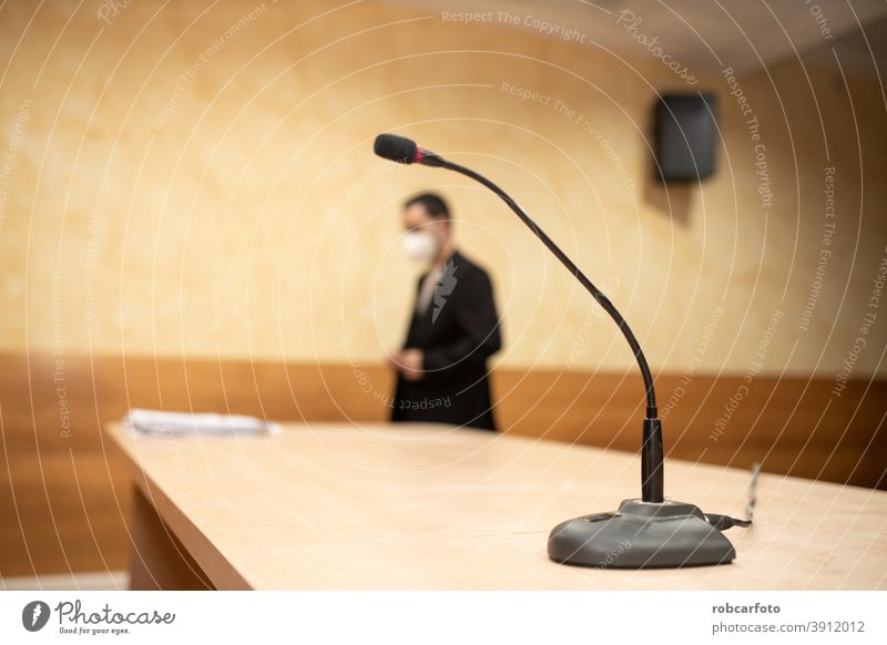 Mann gibt Konferenz oder Pressekonferenz zu erklären. Redner Rede Business Publikum Geschäftsmann Veranstaltung reden Öffentlich professionell Medien Seminar