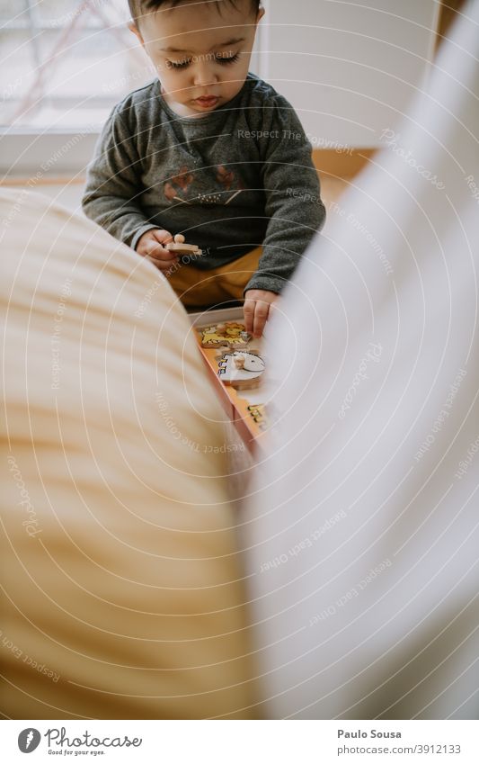 Kleinkind spielt im Schlafzimmer Kind Kindheit Kinderspiel zu Hause Holz Spiel Spielzeug Bildung lehrreich Kreativität Konzentration Familie & Verwandtschaft