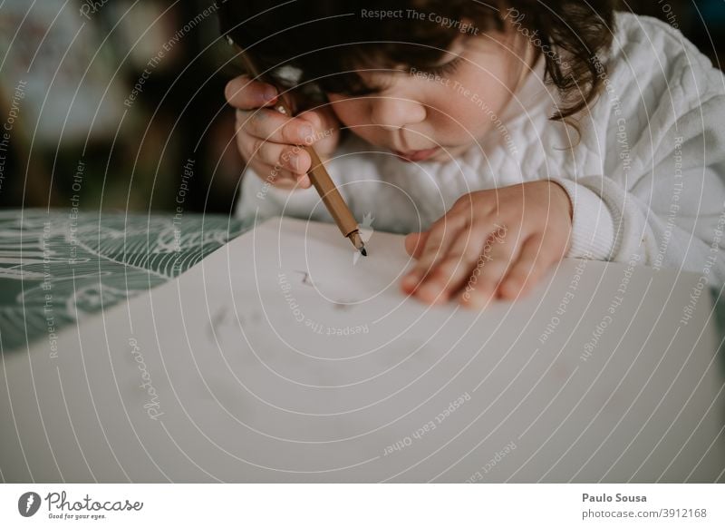 Niedliche Kinderzeichnung zu Hause Kreativität Kindergarten Freizeit & Hobby Fröhlichkeit Bildung zeichnen malen Spielen mehrfarbig Kunst Freude Farbfoto