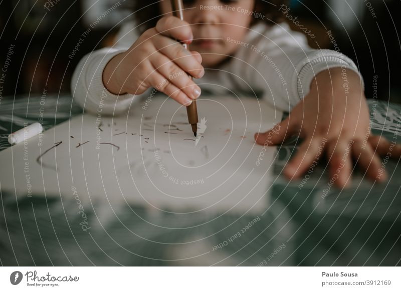 Kinder zeichnen zu Hause niedlich Kindheit Kaukasier 1-3 Jahre Glück Freude Spielen Fröhlichkeit Mensch Farbfoto Kleinkind Kreativität Freizeit & Hobby Bildung