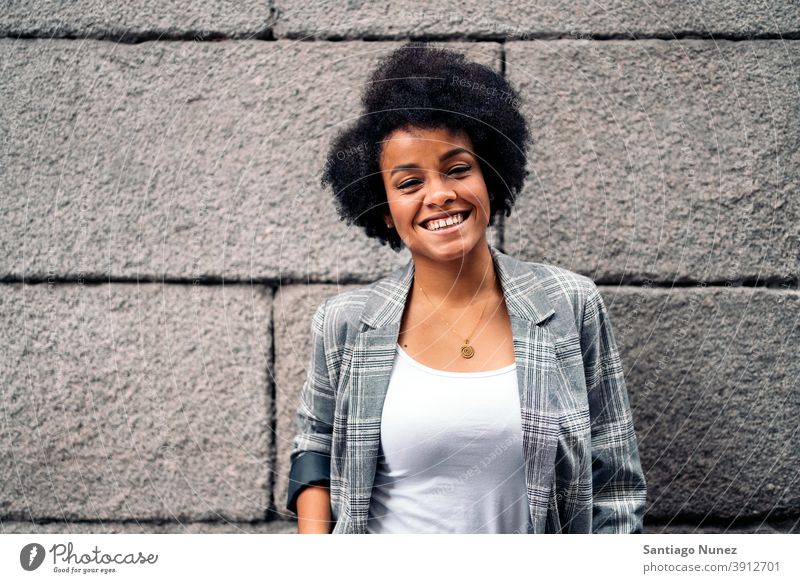 Afro Mädchen in Straße Porträt in die Kamera schauen Frau jung Afro-Mädchen Afroamerikaner schwarze Frau Lächeln Ausdruck Vorderansicht eine Person Afro-Look