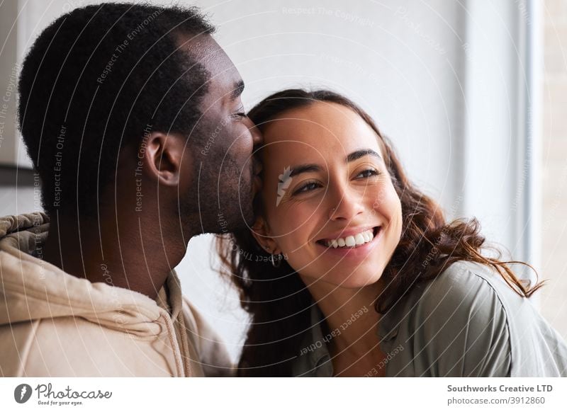 Loving Young Couple Hugging And Kissing At Home Standing In Kitchen Together Paar junges Paar zu Hause liebevoll Liebe verliebt umarmend Stehen Küche Kuss