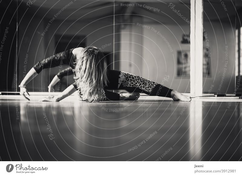 Tanztraining einer Frau im Tanzstudio | Spiegelbild im Hintergrund in schwarzweiß Gymnastik Tanzen Erholung feminin Sonne Silhouette Licht Sonnenlicht Tänzerin