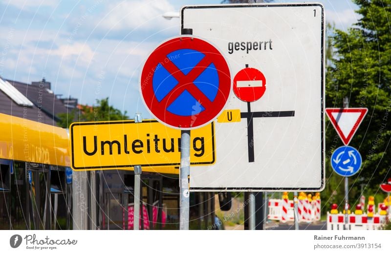 eine Strassenbaustelle und viele chaotisch aufgestellte Verkehrsschilder Baustelle Absperrungen unübersichtlich Chaoe Verkehrswege Außenaufnahme Menschenleer