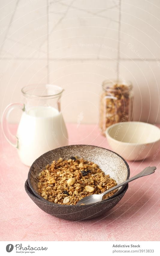 Frühstück mit Müsli und Milch Lebensmittel Gesundheit organisch Frucht Beeren Schalen & Schüsseln Korn Diät Schuppen Snack Joghurt melken frisch natürlich süß