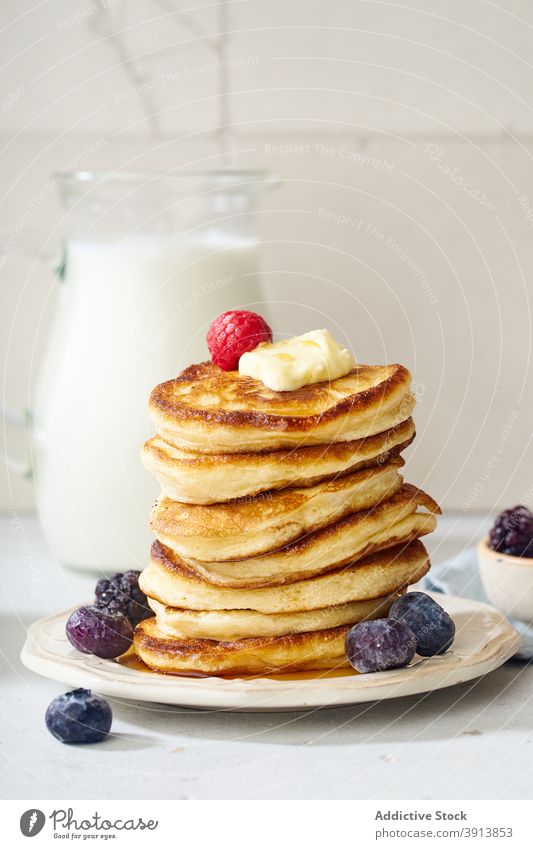 Ein Stapel Buttermilchpfannkuchen Frühstück Pfannkuchen Lebensmittel fluffig Dessert lecker Sirup Mahlzeit süß selbstgemacht weiß Ahorn gold Teller Liebling