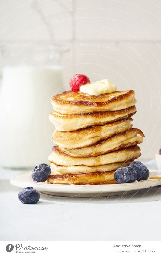 Ein Stapel Buttermilchpfannkuchen Frühstück Pfannkuchen Lebensmittel fluffig Dessert lecker Sirup Mahlzeit süß selbstgemacht weiß Ahorn gold Teller Liebling