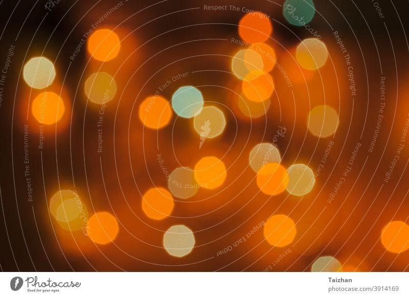 Lichter verschwommen Bokeh Hintergrund von Weihnachten Girlande Unschärfe Kreise Club Disco festlich glühend Linse Nachtleben purpur Glanz glänzend kreisrund