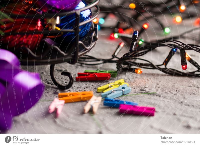 Weihnachtsbaumschmuck, Vorbereitung für Winterferien Hintergrund. Weihnachtsbaumschmuck Hintergrund. Geschenk Feier Dekoration & Verzierung Feiertag fröhlich