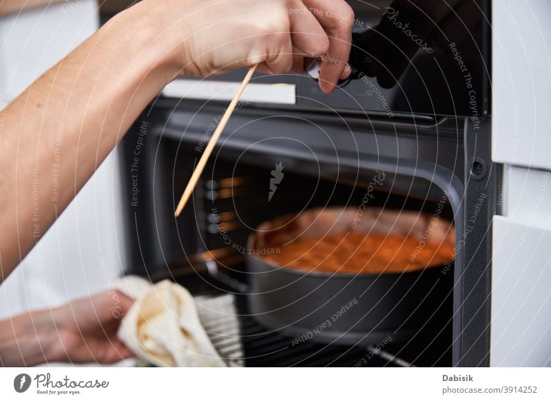 Hausfrau bereiten Kuchen in der Küche. Hausgemachte Kuchen backen im Ofen Herstellung Frau Speise frisch Hand heimwärts Pasteten Teller Bäckerei Koch