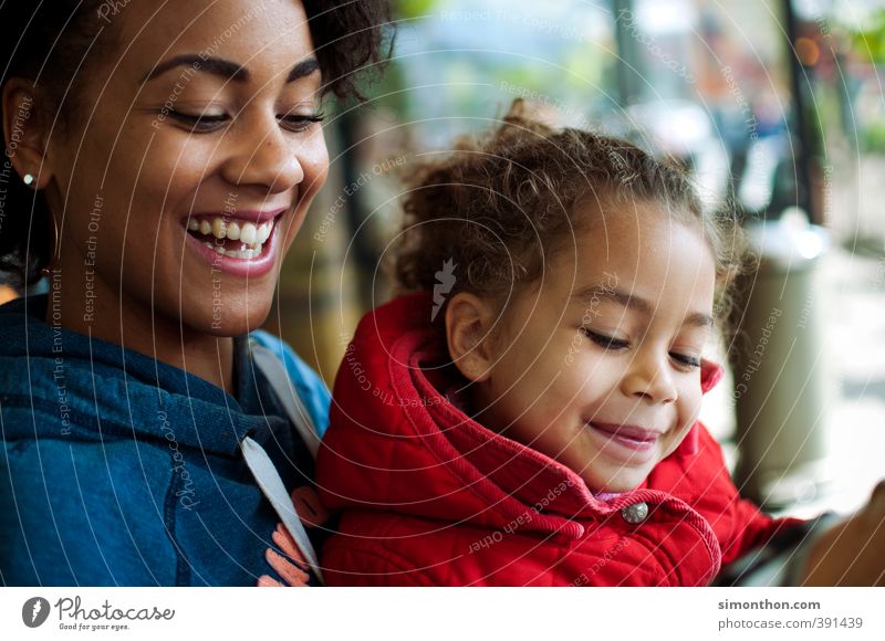 Familie Mädchen Mutter Erwachsene Geschwister Schwester Familie & Verwandtschaft Kindheit Leben 2 Mensch Freude Glück Fröhlichkeit Lebensfreude Vertrauen