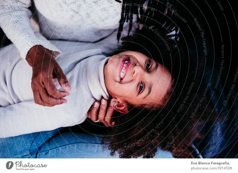 hispanische Mutter und Afrokindermädchen sitzen in einem Auto in der Natur. Herbstsaison. Familien- und Reisekonzept Porträt Tochter im Freien gemischte Rasse