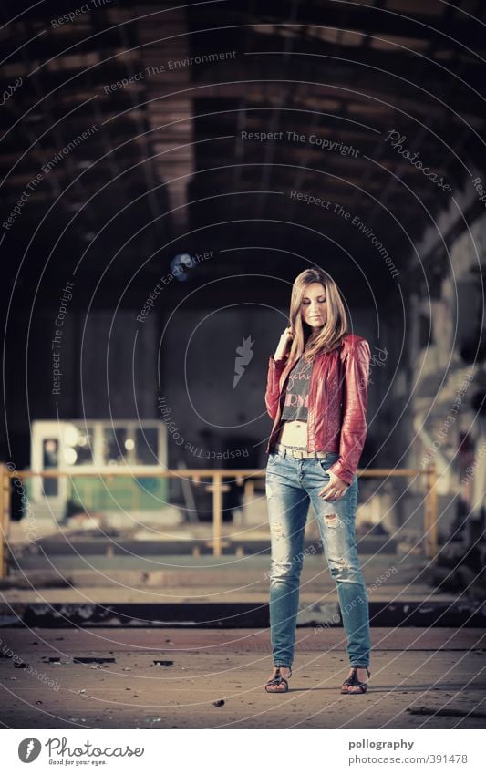 hold still Mensch feminin Junge Frau Jugendliche Erwachsene Leben Körper 1 18-30 Jahre Industrieanlage Fabrik Ruine Bauwerk T-Shirt Jeanshose Lederjacke