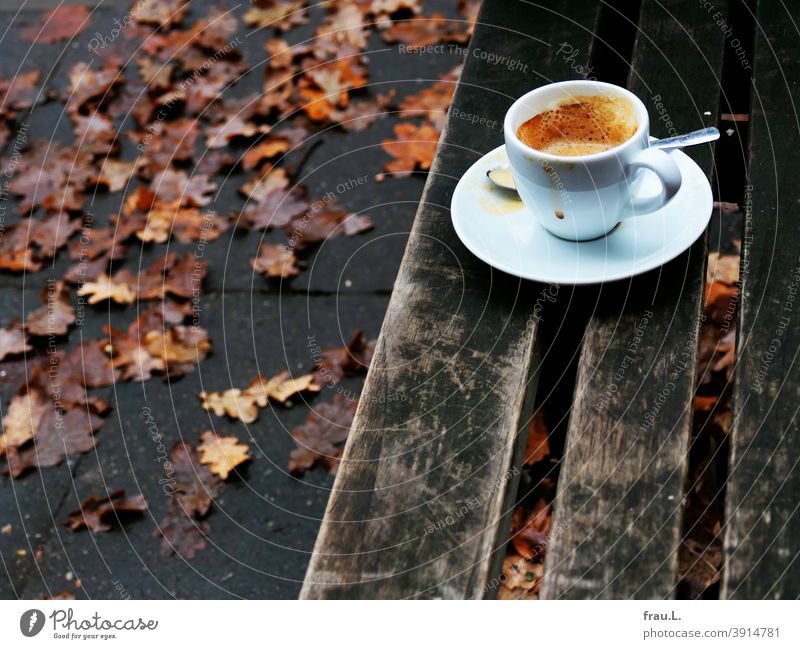 Straßencafé im Dezember 2020 Kaffeepause corvid-19 Corona Pandemie - Krankheit Lockdown Espressotasse Löffel Fußweg Blätter Kaffeetasse Getränk Tasse Bank