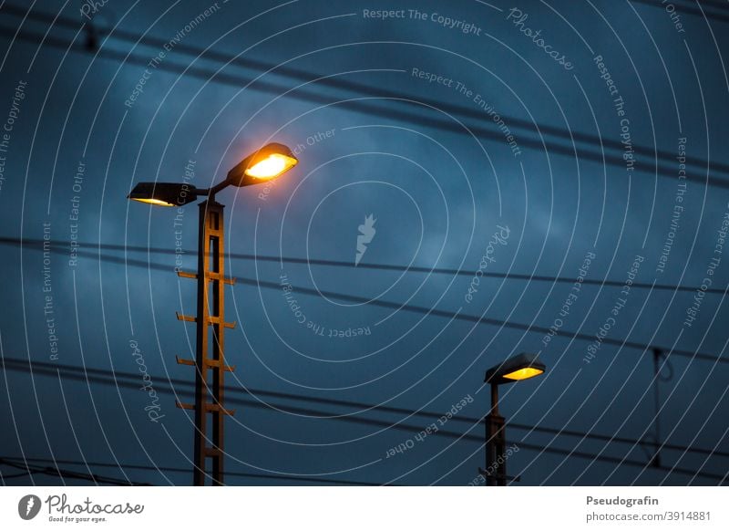 Nachts am Bahnhof Verkehr Stadt dunkel Abend Licht Beleuchtung Lampe Nachtaufnahme Elektrizität Menschenleer Himmel Farbfoto Außenaufnahme blau Eisenbahn