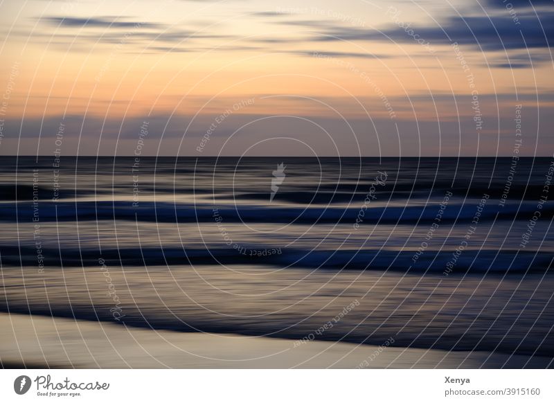 Verschwommener Blick auf das Meer am Abend Abendstimmung Urlaub Ferien dunkel Ferien & Urlaub & Reisen Strand Landschaft Wasser Außenaufnahme Küste Himmel