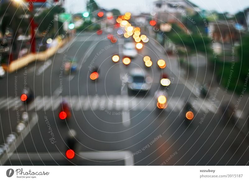 defokussierte Stadtstraße Ampel Hintergrund Licht Straße Verkehr PKW Fahrzeug Textfreiraum altehrwürdig Verkehrswege Stadtzentrum Straßenverkehr Stadtlicht