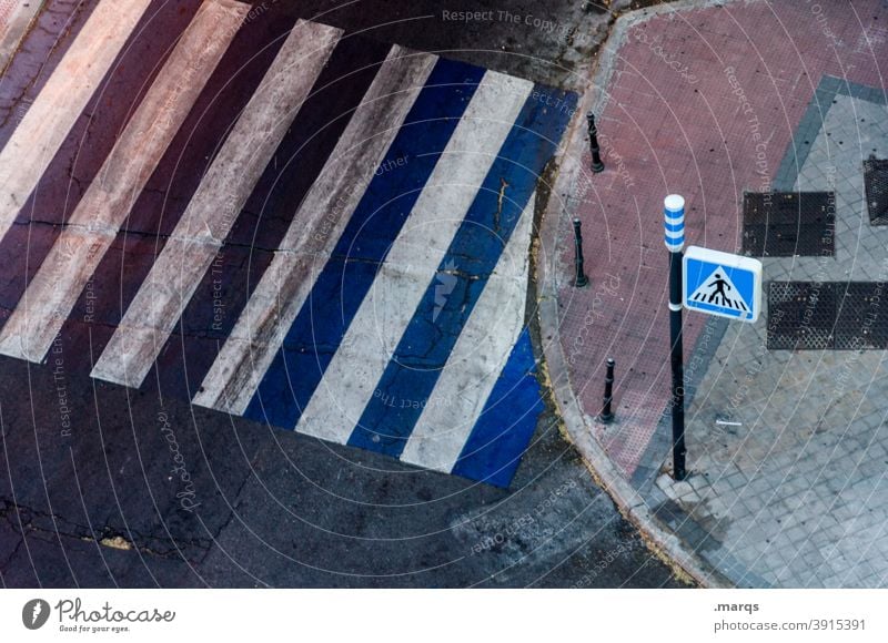 Spanischer Zebrastreifen Verkehrszeichen Vogelperspektive Straße Sicherheit Dämmerung Wege & Pfade Schilder & Markierungen Asphalt Fußweg Streifen blau weiß