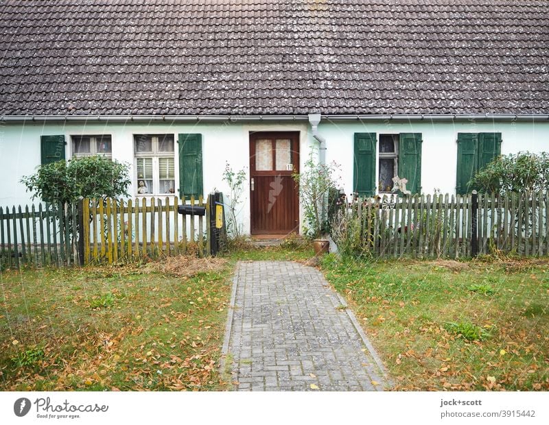 traditionelle Architektur im Landkreis Märkisch-Oderland Haus Fassade Ziegeldach Satteldach Tür Fenster Bäumchen Wiese Wege & Pfade Altbau trockenes Laub