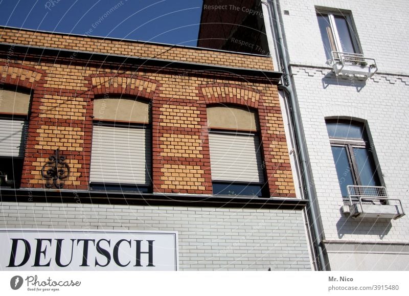 Schilder I Deutsches Haus Schilder & Markierungen Gebäude Fenster Fassade Deutschland Rolladen Stadt Schriftzeichen Architektur Altbau Bauwerk Germany