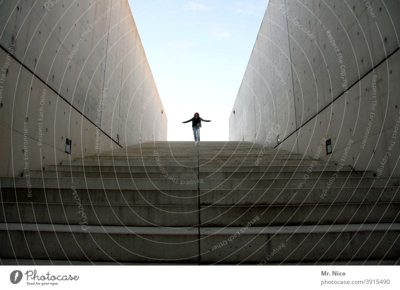 komm runter bleib oben Frau feminin Himmel Architektur Gebäude Bauwerk Treppe Wand Mauer Coolness Betonwand abwärts aufwärts Mitte steil Ziel stehen Schatten