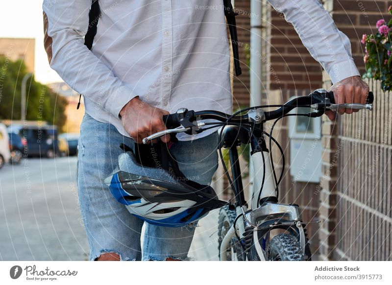 Mann mit Fahrrad zu Fuß auf der Straße Hipster urban trendy Rucksack modern Spaziergang männlich Erwachsener Lifestyle Gebäude Stil Fahrzeug Verkehr Fußgänger