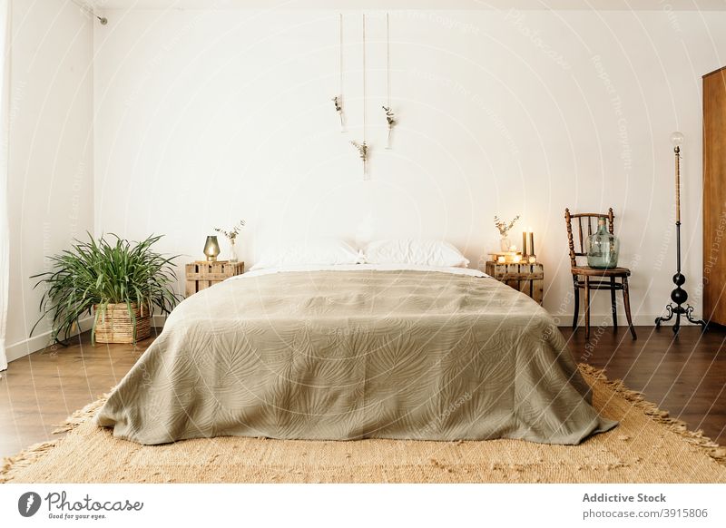 Nomadischer Stil Interieur des Schlafzimmers zu Hause sehr wenige Boho nomadisierend Innenbereich Design Bohemien heimwärts gemütlich Möbel hölzern Bett Komfort