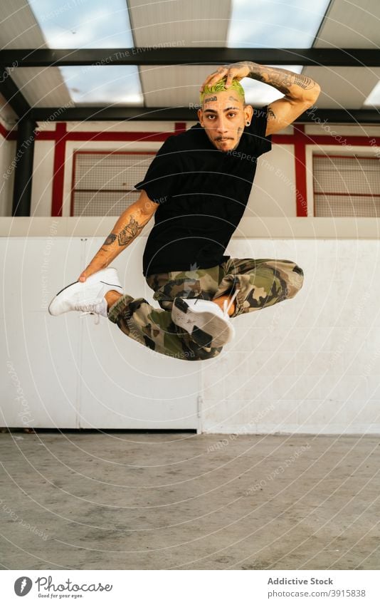 Energetische Breakdancer springen hoch Mann Sprung Energie sich[Akk] bewegen ausführen Fliege akrobatisch Stil jung männlich Aktivität Lifestyle Fähigkeit