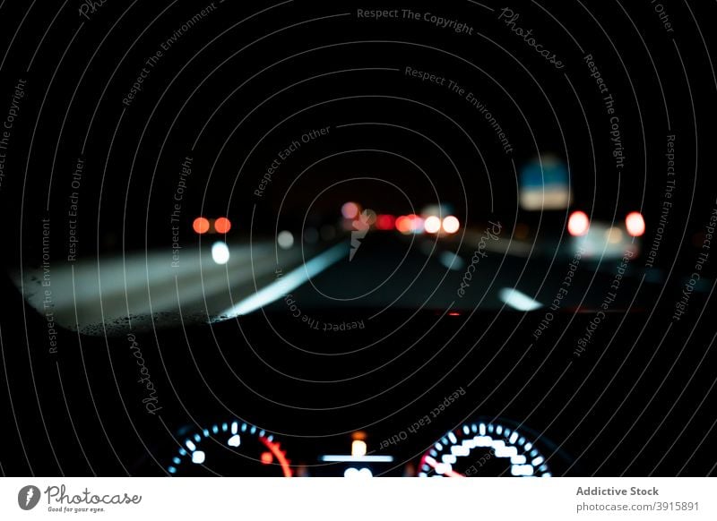 Autofahrt auf nächtlicher Fahrbahn PKW Laufwerk Nacht Straße Armaturenbrett Panel dunkel leuchten Windschutzscheibe Ausflug Autobahn Fahrzeug Verkehr Automobil