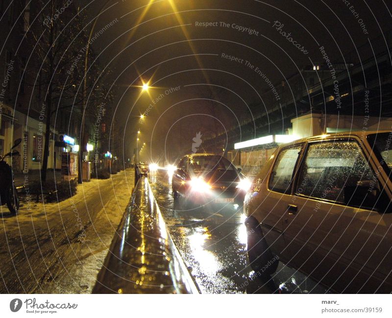 Nach dem Schnee kommt Regen glänzend Nebel Licht Straße PKW Berlin