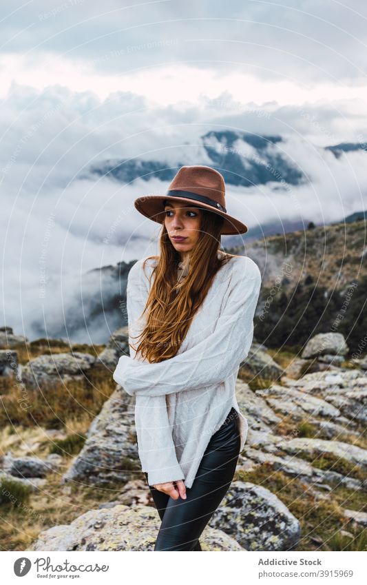 Entzückte Frau springt auf Steine im Hochland sorgenfrei Berge u. Gebirge Freiheit Urlaub Reisender erkunden Natur Felsen Hut Abenteuer reisen Sommer Ausflug