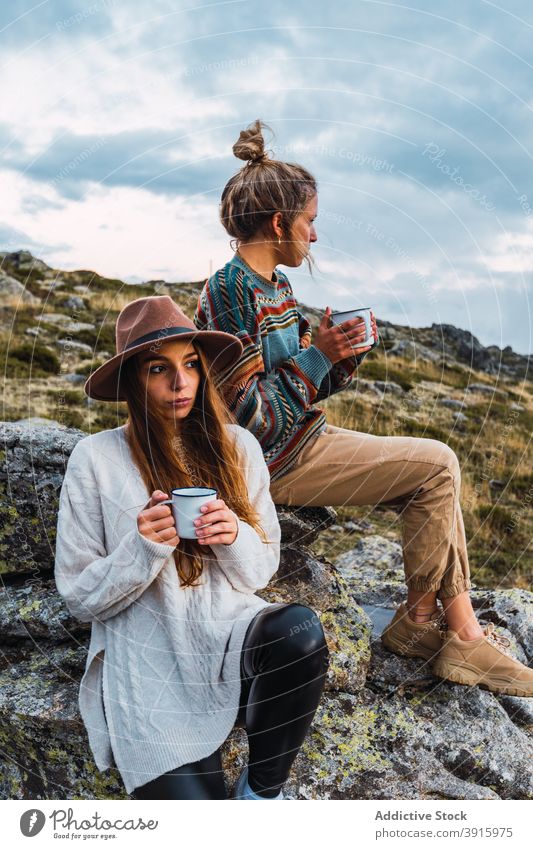 Frauen mit Heißgetränk in Tassen in den Bergen Reisender Berge u. Gebirge Hochland reisen sich[Akk] entspannen trinken sorgenfrei Landschaft Feiertag Ausflug