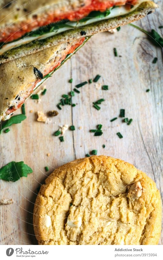 Gesundes Veggie-Sandwich und hausgemachter Keks Mittagessen Brot Lebensmittel Snack Gesundheit Frühstück Mahlzeit Tomate Belegtes Brot frisch Zuprosten