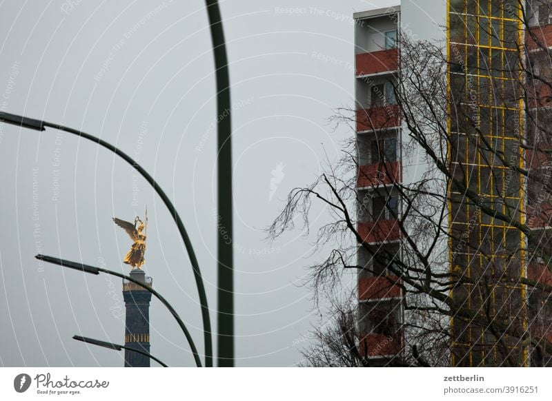 Siegessäule aus Richtung Hansaviertel berlin siegessäule statue goldelse großer stern tiergarten hansaviertel bauausstellung laterne straßenlaterne haus