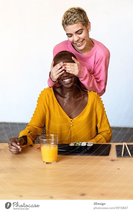 Mädchen machen emotionale Überraschung zu ihrem besten Freund Abdeckung Augen mit Händen. deckend Hand Frau Freundin Zusammengehörigkeitsgefühl Deckung