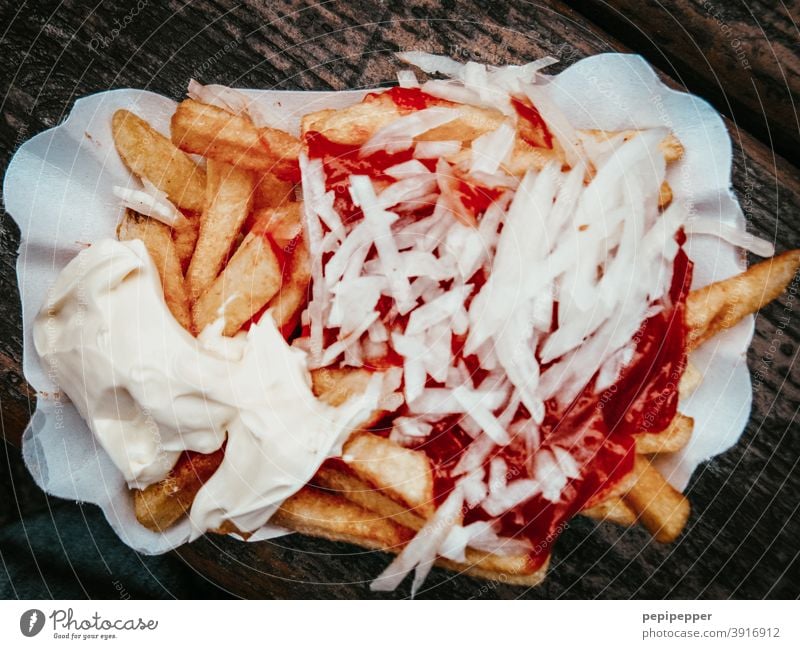 Pommes rot weis mit Zwiebeln Currywurst Fastfood Wurstwaren Lebensmittel Ernährung Farbfoto Essen Mittagessen Fleisch lecker Appetit & Hunger Fett ungesund