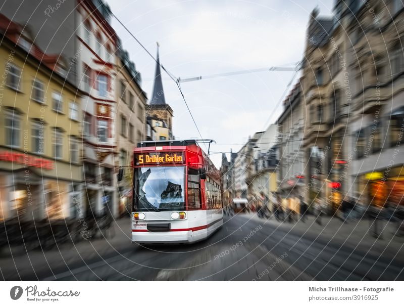 Fahrende Strassenbahn in der Altstadt Erfurt Thüringen Stadt Anger Häuser Fassaden Kirche Kirchturm fahren Geschwindigkeit Tempo Personenverkehr ÖPNV Bahn