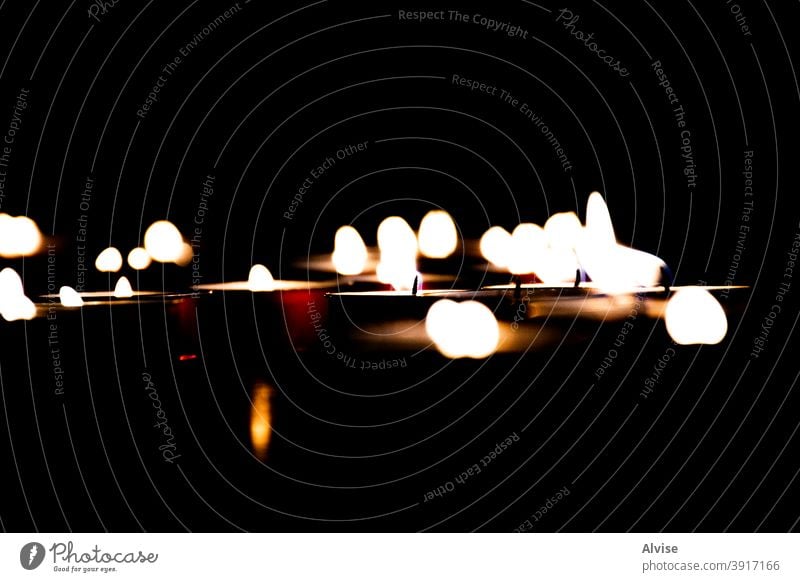 rote kerzen zwei Hintergrund tiefstehend brennend Kontrast Flamme glühen Dunkelheit Kerzenschein schwarz Tod Beerdigung Trauer Hoffnung gotisch Liebe weich