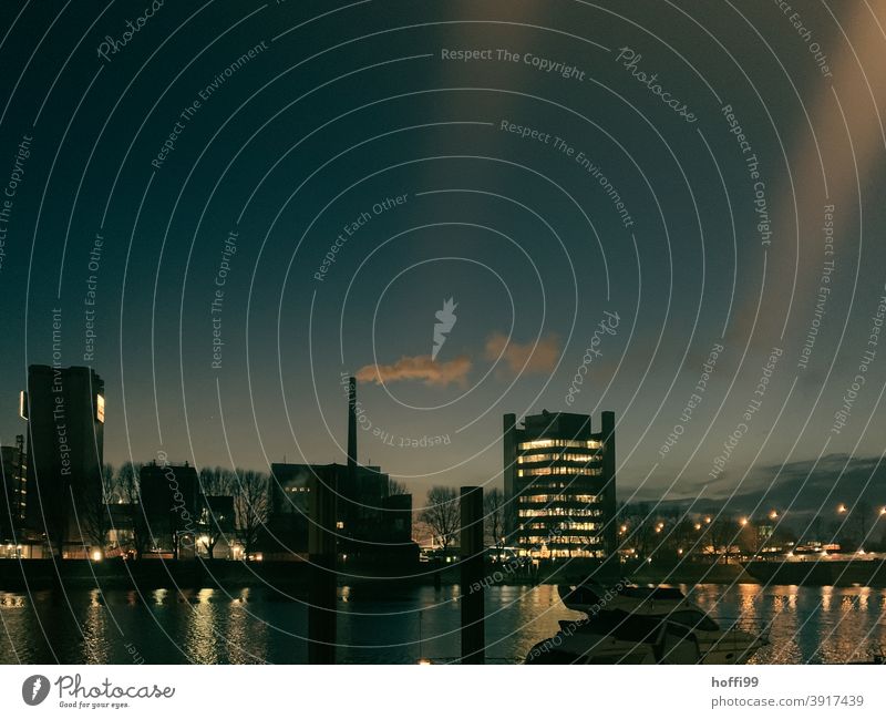 Leben am Fluss - Bremen bei Nacht sihouette Stadtpanorama Weser Abend Nachtaufnahme Dämmerung Lichterscheinung Skyline Wasser Hochhaus dunkel Stadtzentrum