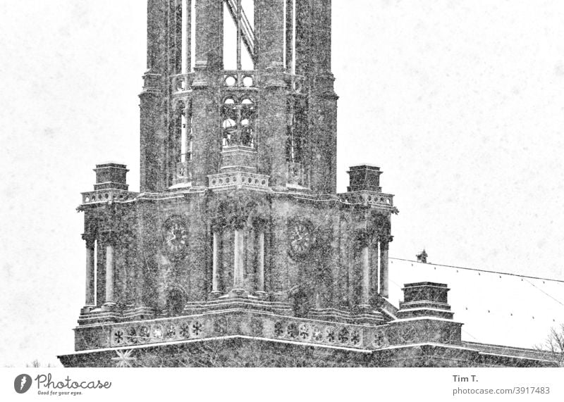 Schneegestöber an der Zionskirche in Prenzlauerberg Berlin Winter s/w church Kirche Schwarzweißfoto Architektur Stadt Menschenleer Außenaufnahme Tag