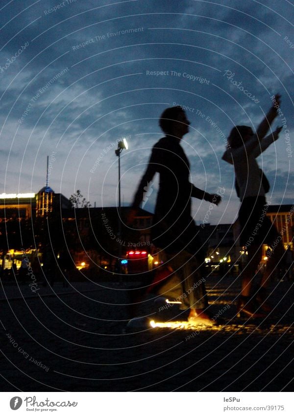 Begrüßung Freundschaft Nachtleben Gegenlicht Stadt Wiedersehen Licht Schatten Shillouette Freude