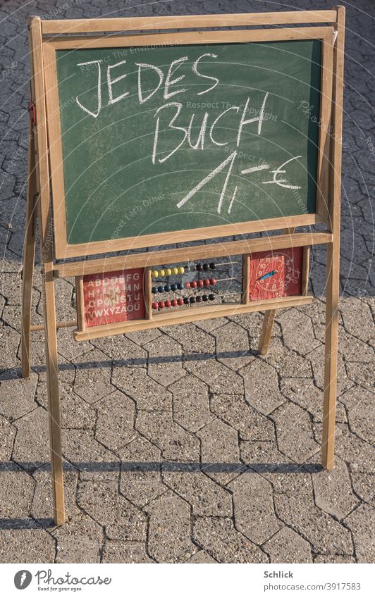 Tafel für Kinder mit Abakus Uhr und lateinischen Großbuchstaben mit der Aufschrift Jedes Buch 1 Euro Kindertafel Text Bücher Verkauf Flohmarkt lernen Schule