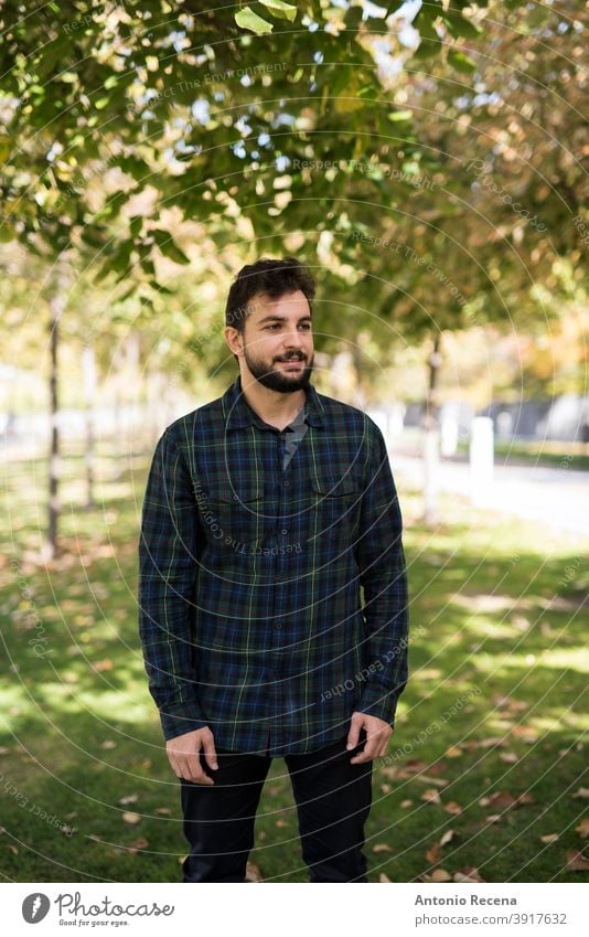 Herbst Lebensstil, bärtiger Mann stehend im Freien Park Vollbart Pose Männer männlich 40s Erwachsener attraktiv cool Glück gutaussehend Lebensstile Lächeln