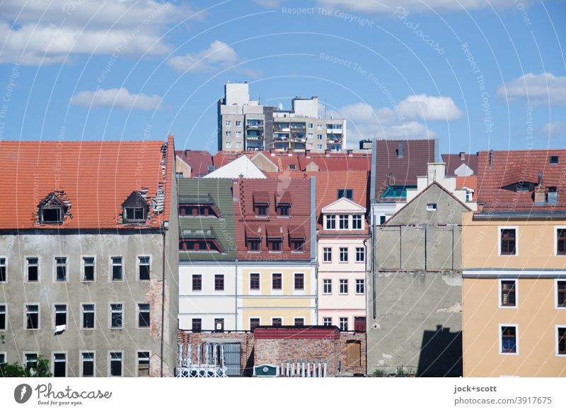 historisch wieder aufgebaute Neißevorstadt, dahinten ein Plattenbau auf der Höhe seiner Zeit Himmel Wolken Schönes Wetter Zgorzelec Görlitz Altstadt Fassade